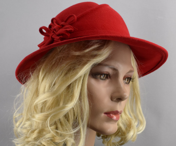 Topi Fedora dengan aksen pita lebar